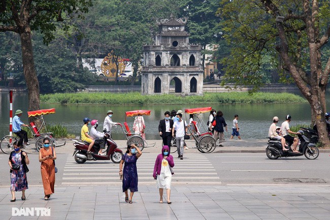 Hanoi reopens outdoor activities and shopping centers  - ảnh 1