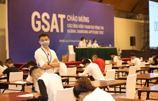 Vietnamese businesses strive to maintain operations, human resources - ảnh 1