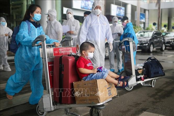 Senior citizens, children allowed on pilot flights, if some health conditions are met - ảnh 1