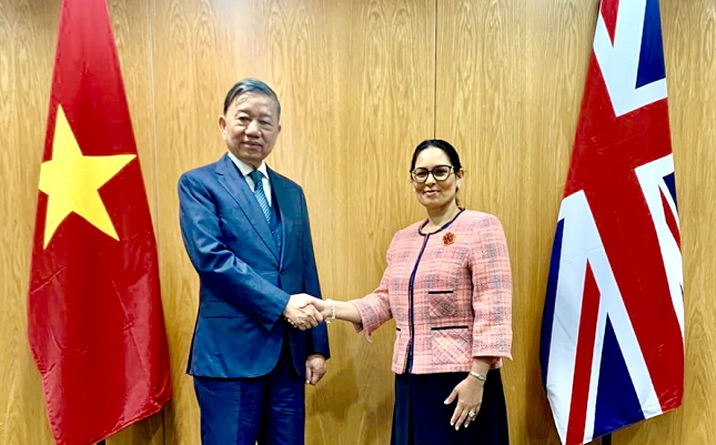 Minister of Public Security meets UK Home Secretary - ảnh 1
