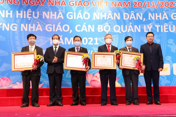 Outstanding teachers, education managers of 2021 honored - ảnh 1