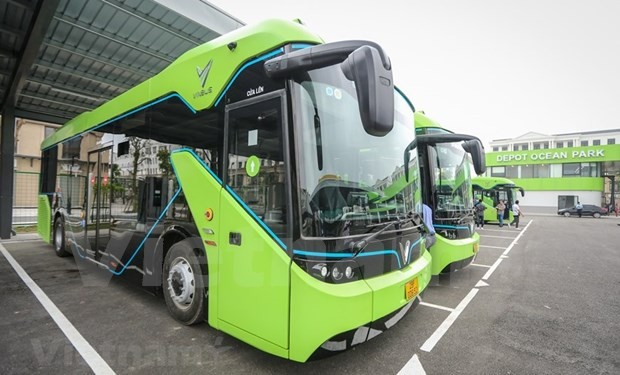 First smart e-bus fleet hits Hanoi street - ảnh 1