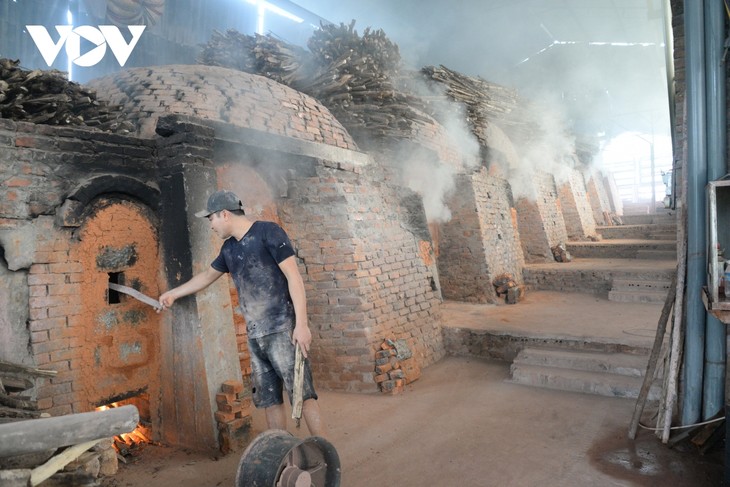 200-year-old Vinh Hong pottery village survives in modern life - ảnh 2