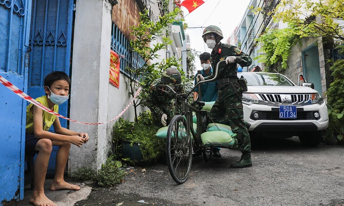 Vietnamese back government's COVID policies: survey - ảnh 1