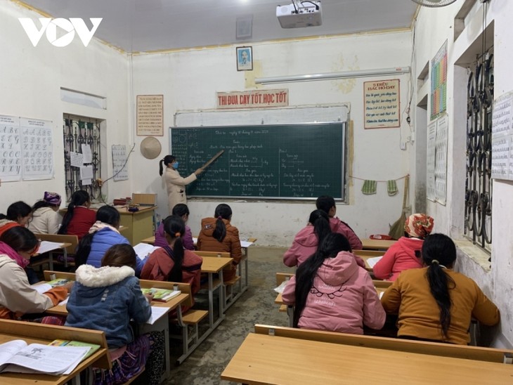 Counter-illiteracy class lights up faith for Mong ethnic people in Son La - ảnh 1