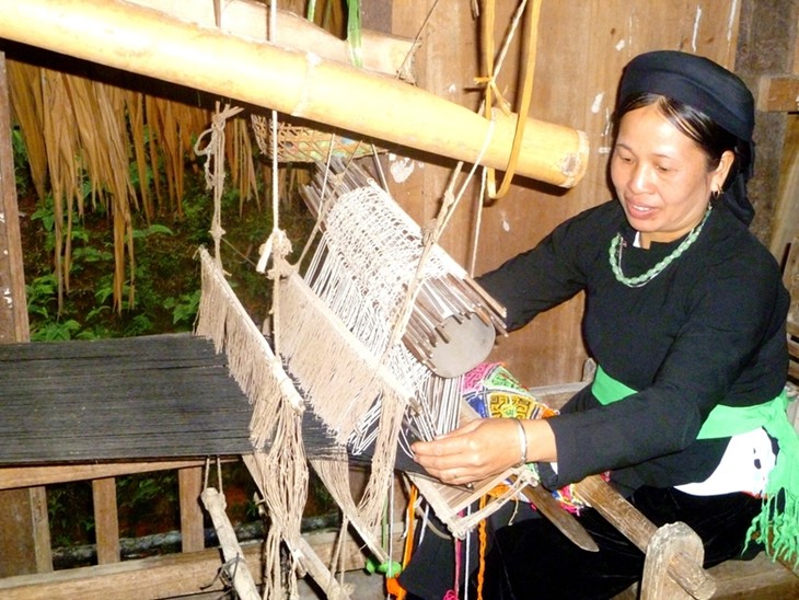 Lao Cai preserves, develops traditional craft villages - ảnh 1
