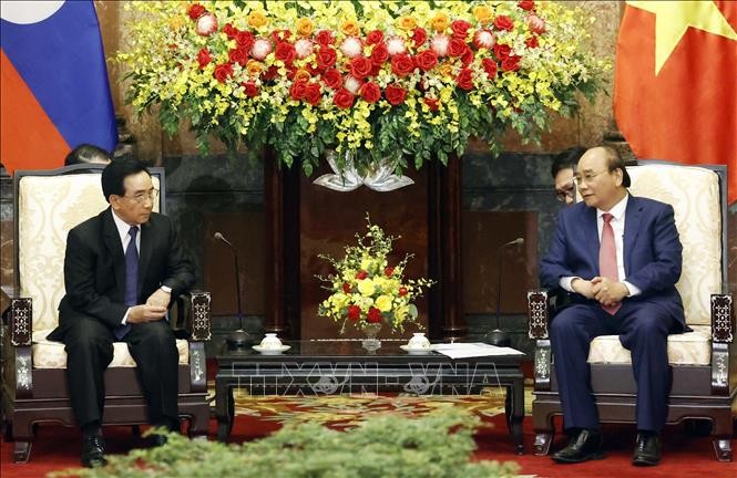 State President Nguyen Xuan Phuc meets Lao Prime Minister Phankham Viphavanh  - ảnh 1