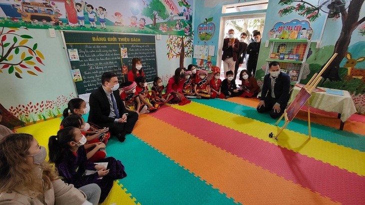 Israeli Ambassador gifts library to ethnic people in Ha Giang - ảnh 1