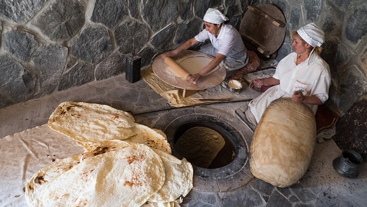 Lavash bread, the symbol of Armenian cuisine - ảnh 1