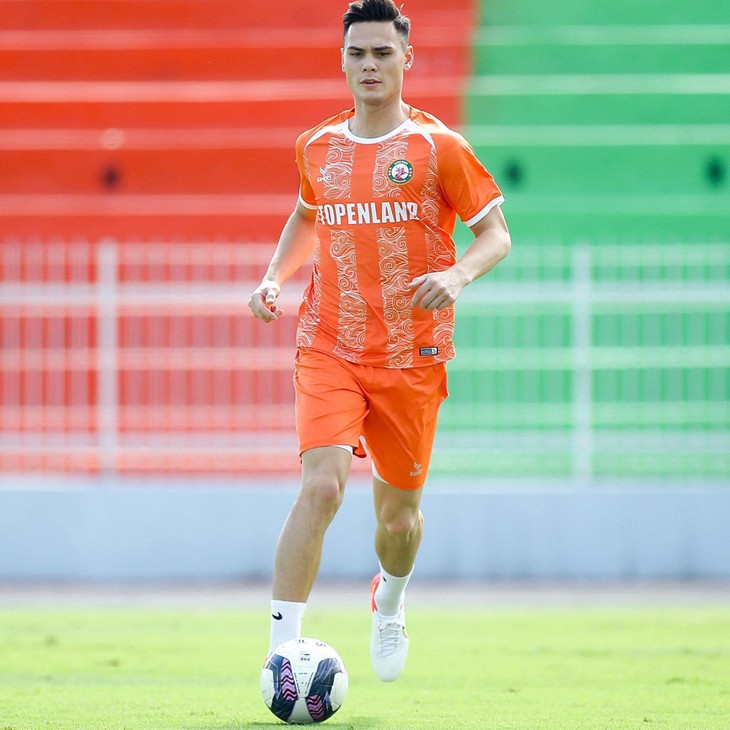 Vietnamese-German midfielder called up for national football team  - ảnh 1