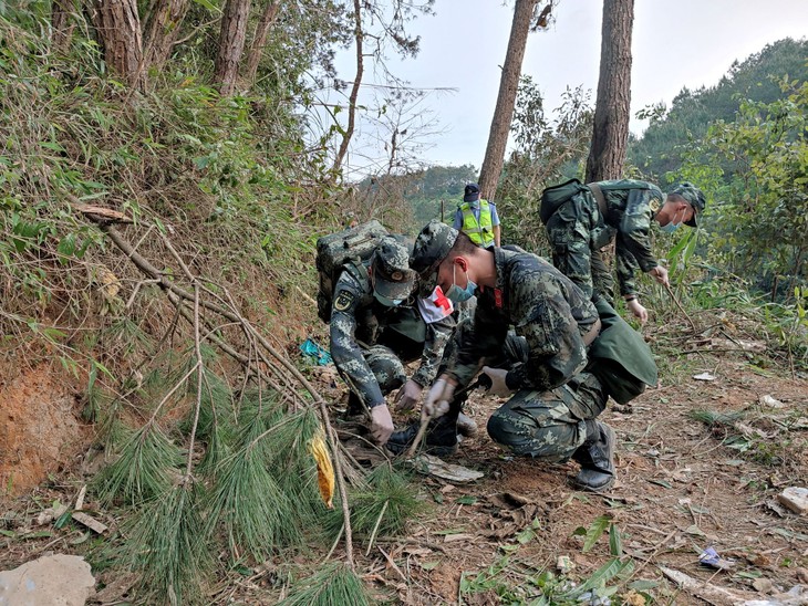 China searches for victims, flight recorders of recent crashed plane  - ảnh 1