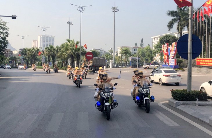 Over 1,000 police officers mobilized to serve SEA Games 31 - ảnh 1