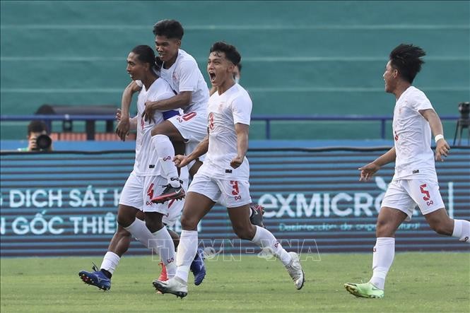Men, women’s football teams compete in qualifying matches - ảnh 1