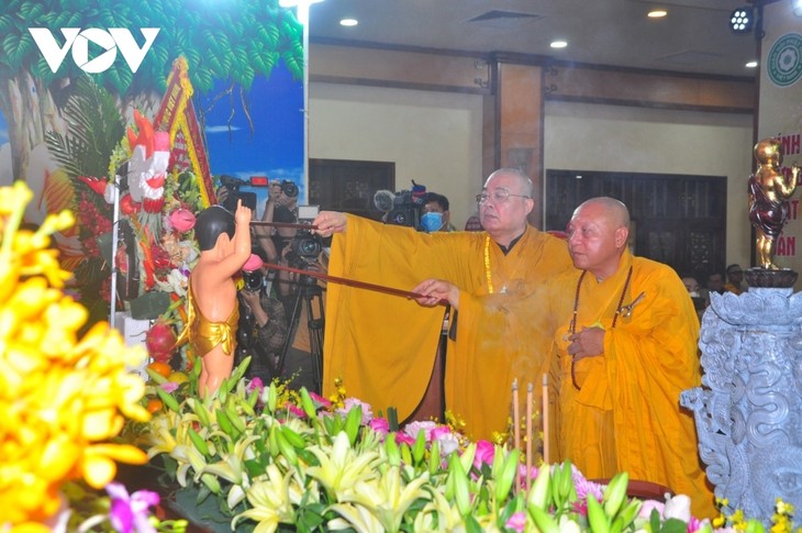 Lord Buddha’s birthday celebrated in Hanoi - ảnh 10