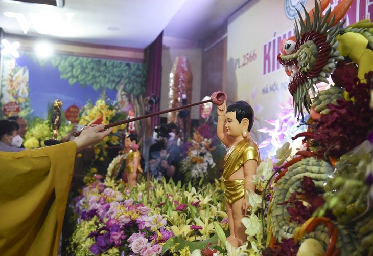 Lord Buddha’s birthday celebrated in Hanoi - ảnh 12