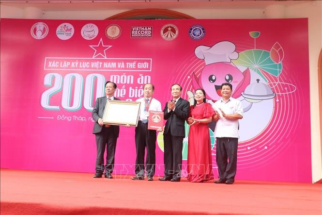 Dong Thap awarded World Record for making 200 lotus-based dishes   - ảnh 1