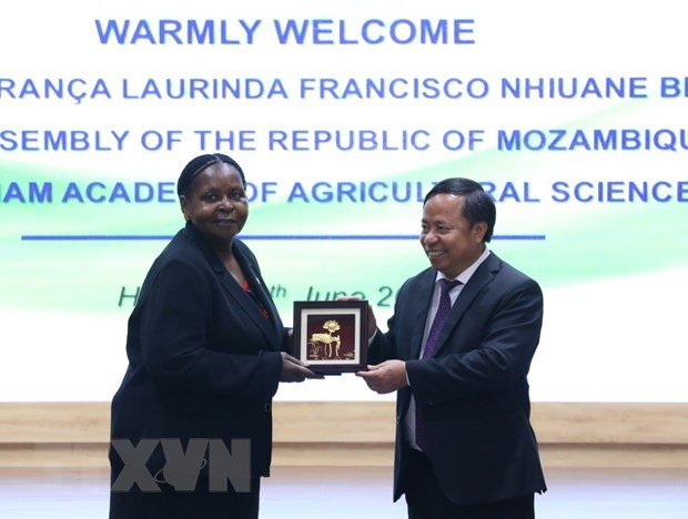 Mozambique's Assembly Speaker visits Vietnam Institute of Agricultural Sciences - ảnh 1