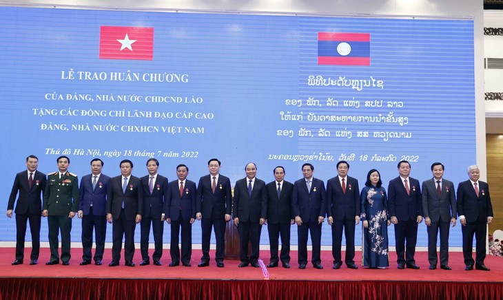 Senior Vietnamese leaders receive Orders of Laos - ảnh 1
