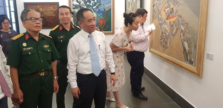 Exhibition pays tributes to heroes, war invalids, and martyrs - ảnh 1