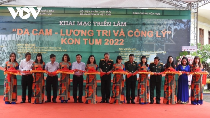 “Agent Orange-conscience and justice” exhibition opens in Kon Tum - ảnh 1