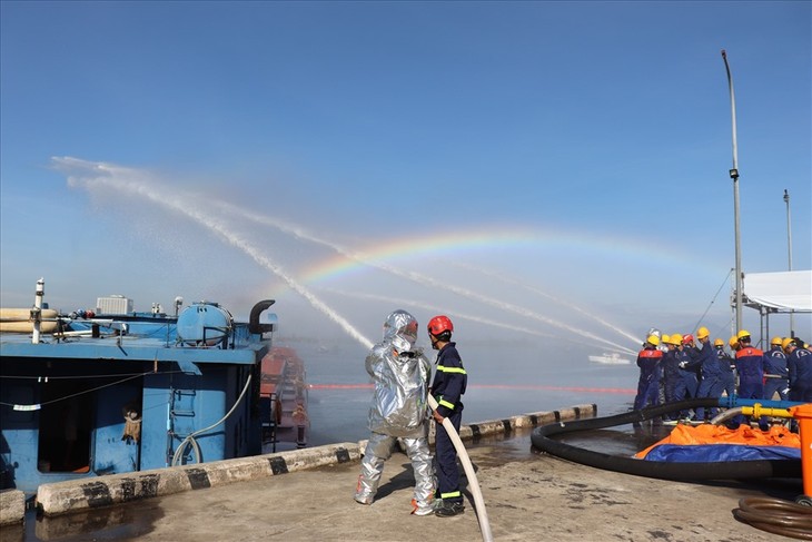 Da Nang city conducts drill to respond to oil spills at sea - ảnh 1