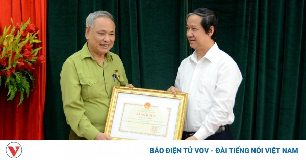 82-year-old graduate of high-school receives certificate of merit - ảnh 1
