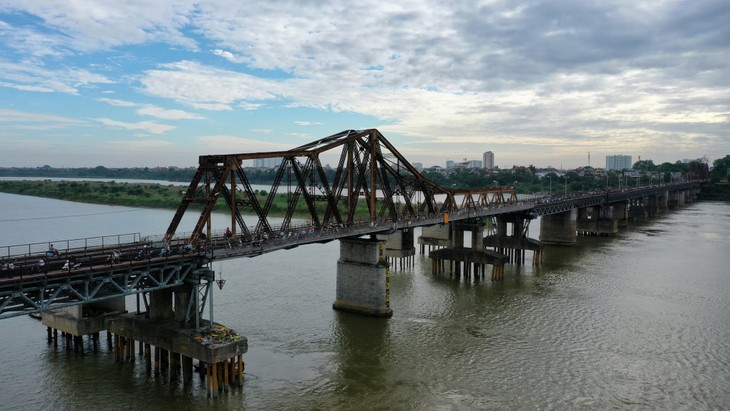 Long Bien bridge, a landmark in Hanoi - ảnh 1