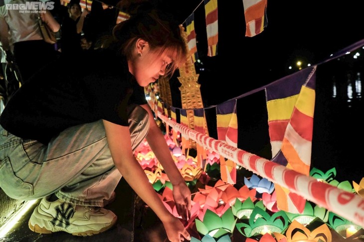 Thousands of Buddhist followers celebrate Vu Lan Festival - ảnh 10