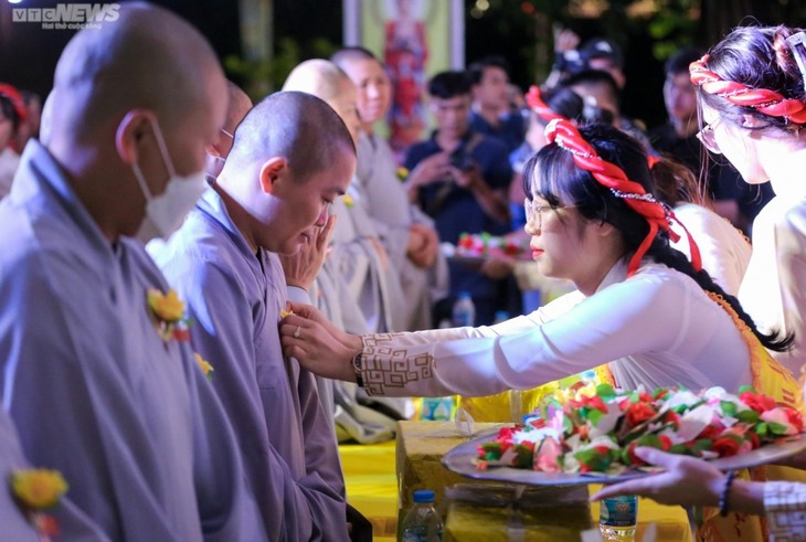 Thousands of Buddhist followers celebrate Vu Lan Festival - ảnh 6
