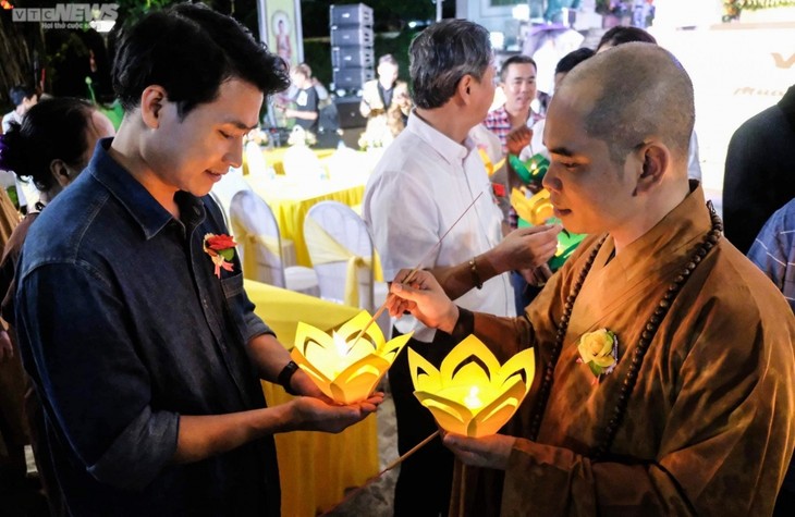 Thousands of Buddhist followers celebrate Vu Lan Festival - ảnh 9