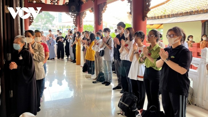 Emotional ceremonies to pay gratitude to parents on Vu Lan Day - ảnh 1