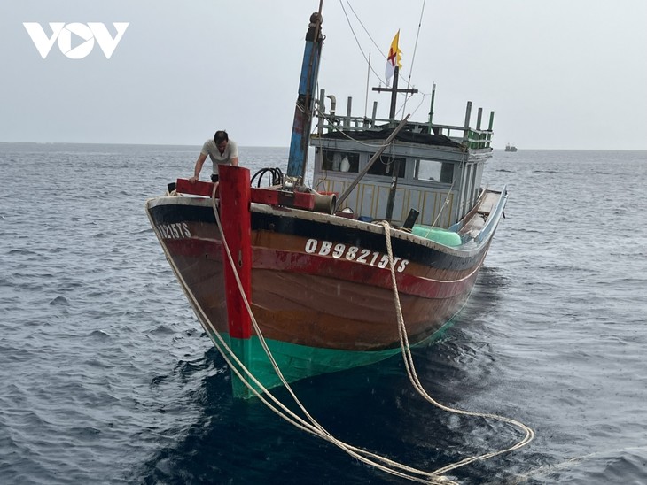 Navy Region 3 saves Quang Binh fishing boat in distress - ảnh 1