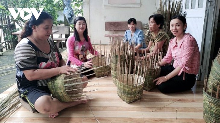 Khmer ethnic people in Soc Trang helped to develop traditional weaving craft - ảnh 2