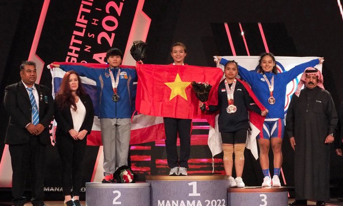 Weightlifter Pham Thi Hong Thanh wins 3 gold medals at Asian championships - ảnh 1
