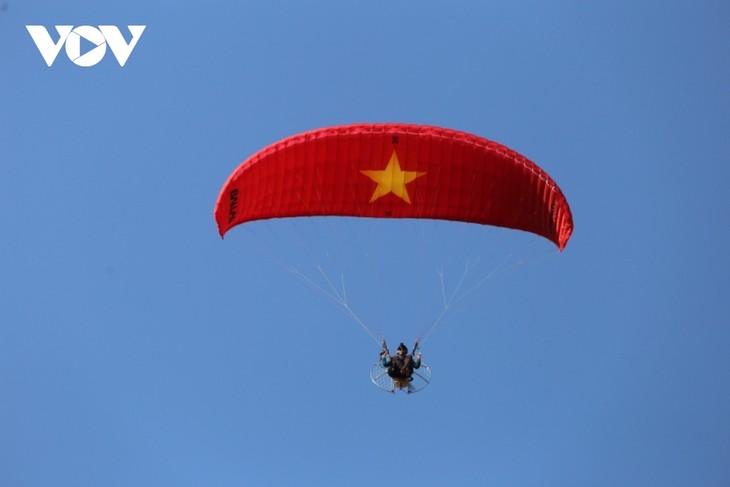 Paragliding over golden rice terrace fields in Northern Vietnam - ảnh 4
