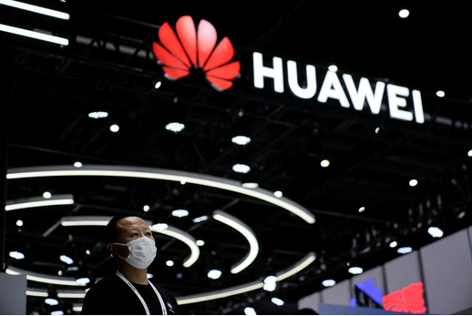 US bans Chinese Huawei, ZTE equipment sales, citing national security risk - ảnh 1