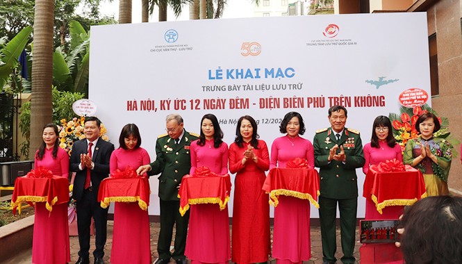 Exhibition commemorates Hanoi-Dien Bien Phu in the air victory - ảnh 1