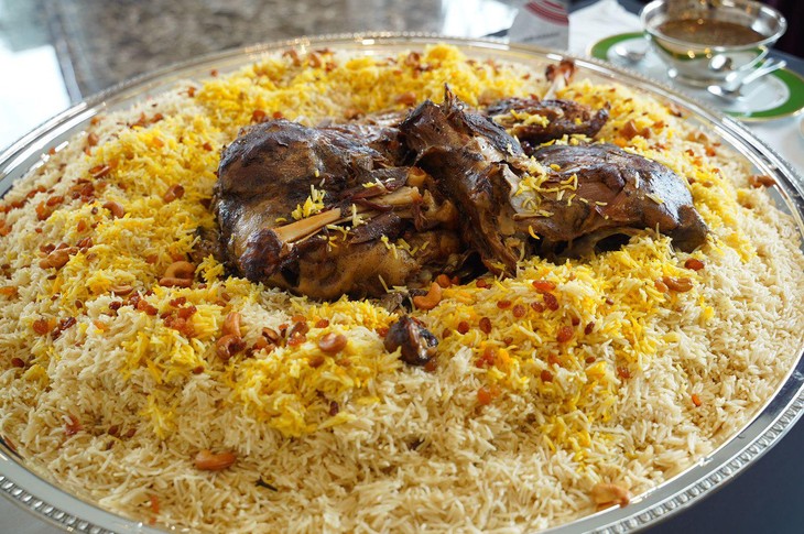 How does Saudi cuisine differ from the cuisine of neighboring countries? - ảnh 2