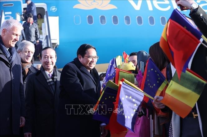 PM Pham Minh Chinh meets Lao counterpart, Vietnamese community in European countries   - ảnh 2