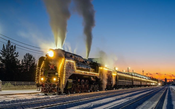 Russian Santa Claus train tour avoids stopping near Ukraine border - ảnh 1