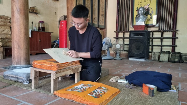 Young artist committed to keeping Dong Ho folk painting alive  - ảnh 1