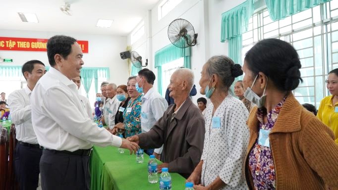 Party, State leaders pay Tet visits to localities - ảnh 1