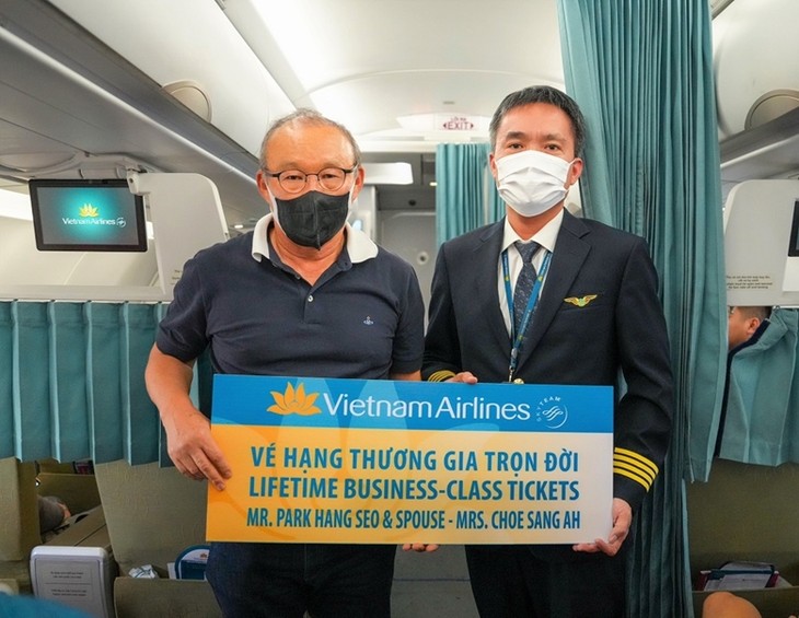 Vietnam Airlines presents lifetime Business-class air pass to coach Park  - ảnh 1