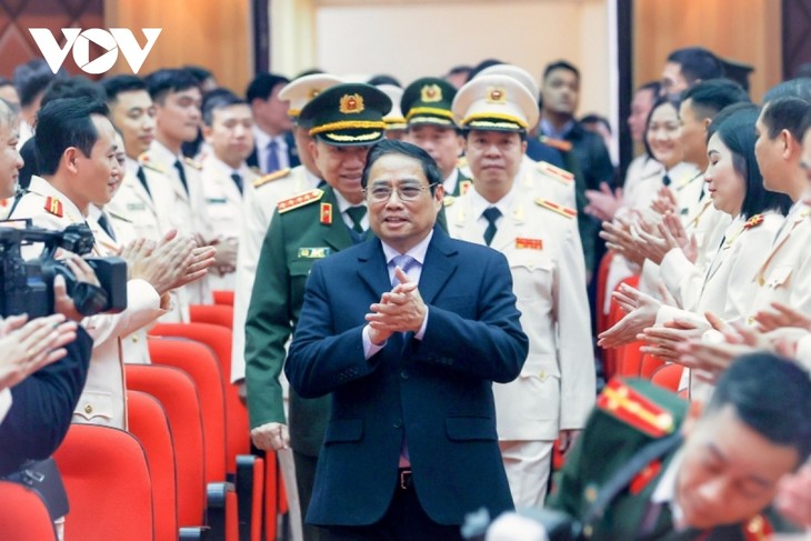 Prime Minister pays Tet visit to Guard Police, Political security forces, and armored army - ảnh 1