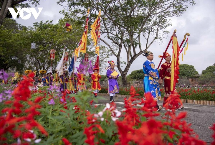 Re-creation of ceremony to offer specialties to Hue royal court  - ảnh 1