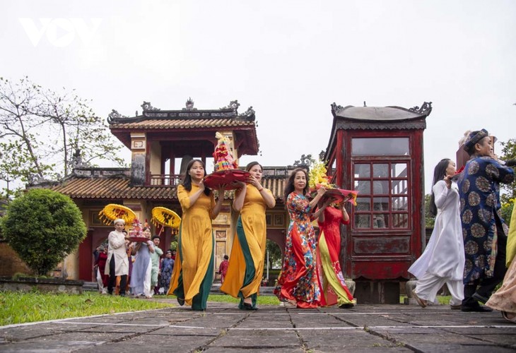 Re-creation of ceremony to offer specialties to Hue royal court  - ảnh 8