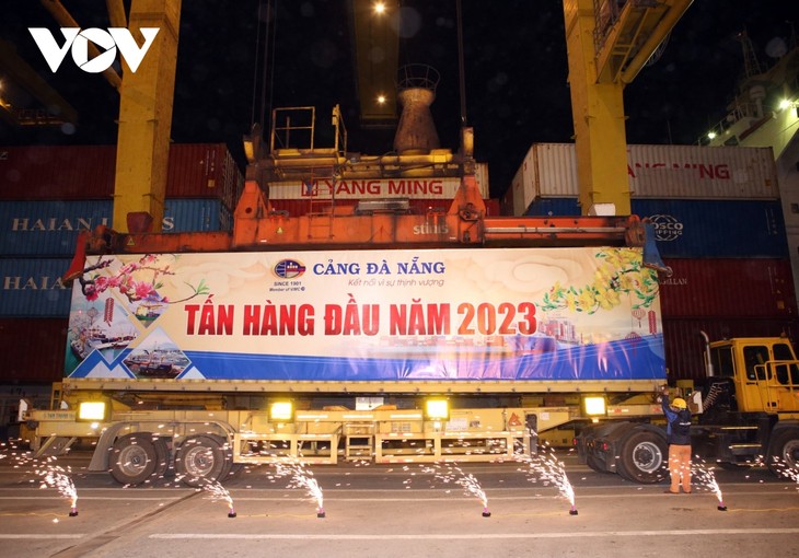 Da Nang Port welcomes first container of Lunar New Year 2023 - ảnh 1