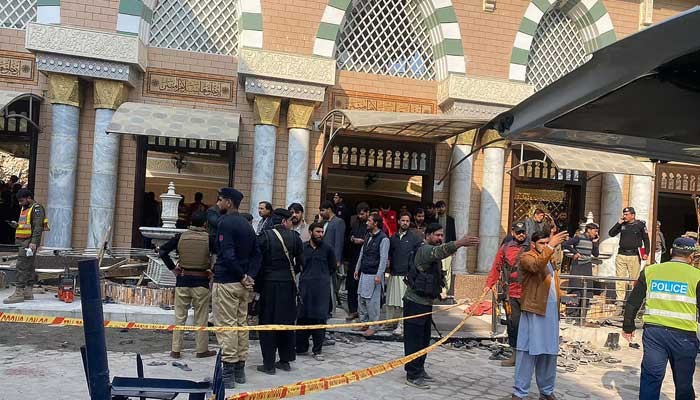 Suicide bombing at Pakistan mosque: 200 casualties, all localities put on alert - ảnh 1