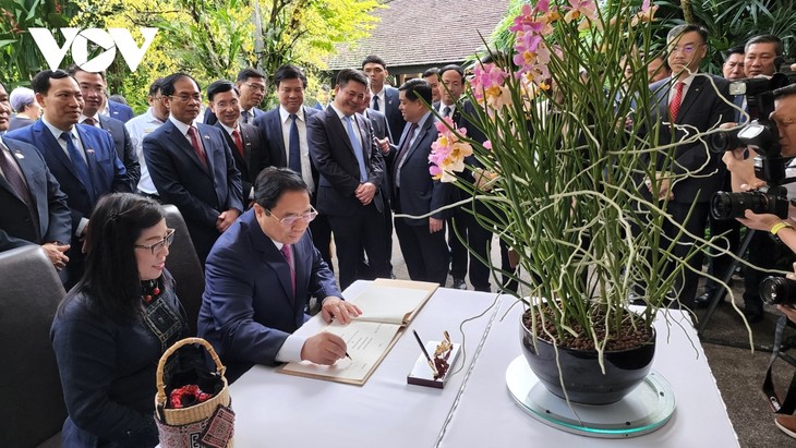 PM offers flowers at Ho Chi Minh Statue in Singapore - ảnh 1