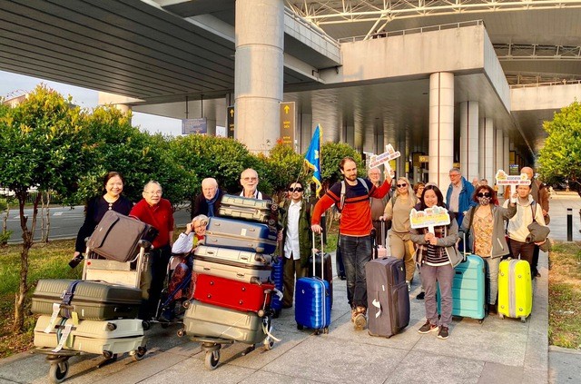 European tourists travel across Vietnam in 14 days - ảnh 1